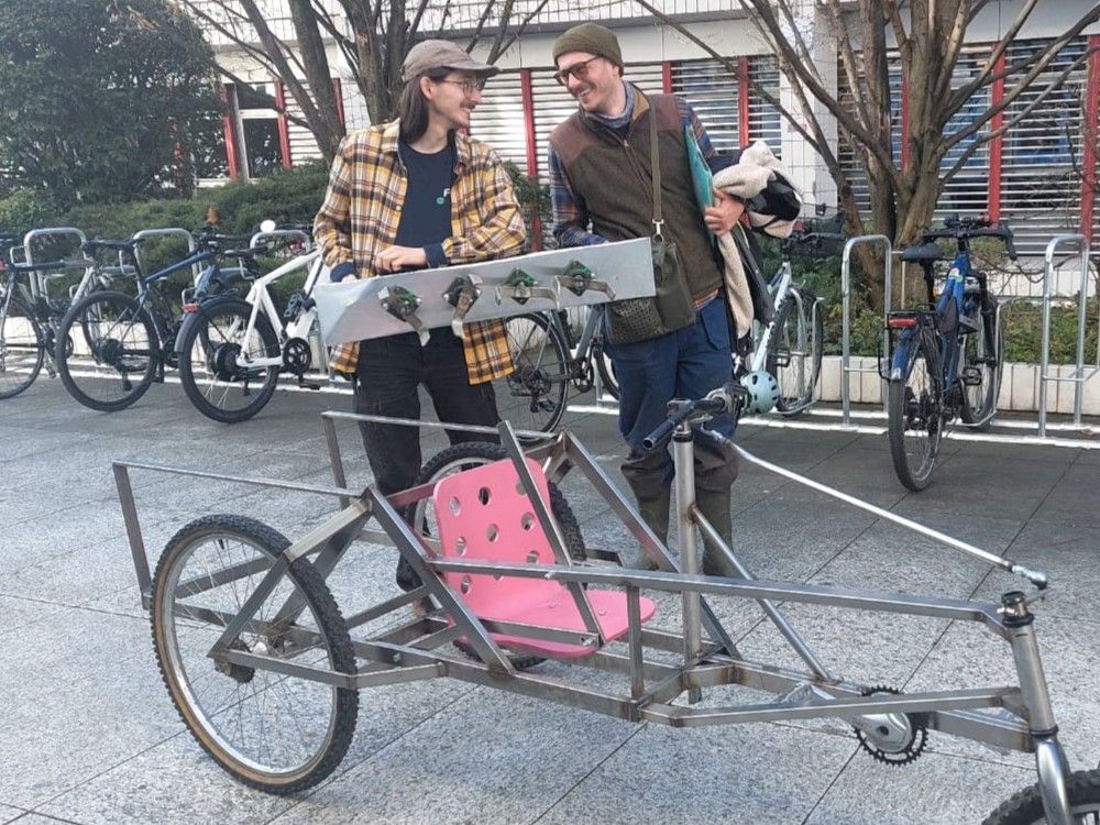 Youri Vezza et Arnaud Jungo devant le premier prototype du Cyclo-Terre