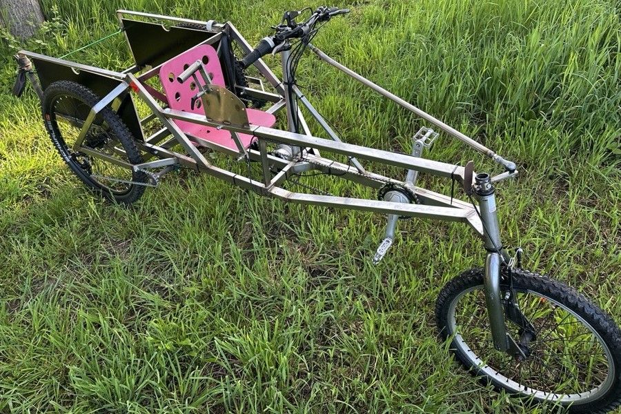 Le prototype du Cyclo-Terre de trois-quarts, dans l'herbe